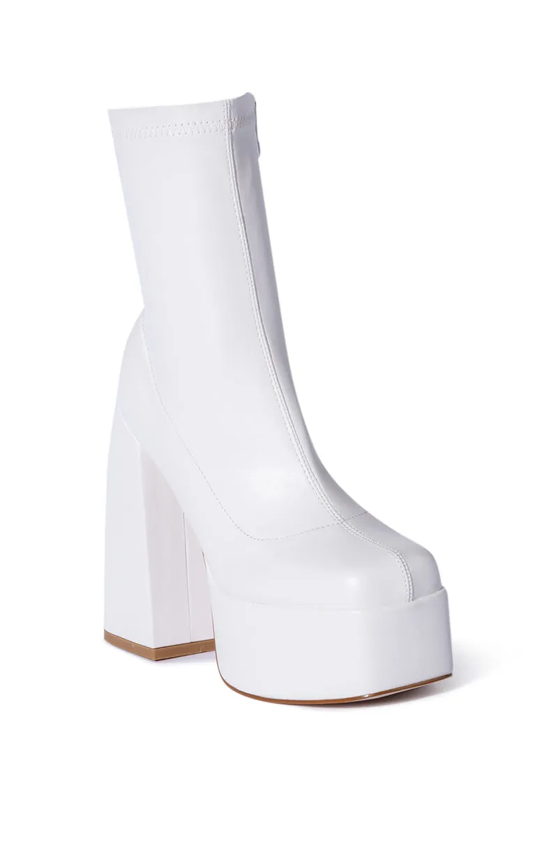 AZALEA WANG EVERLEIGH CHUNKY BOOTIE IN WHITE